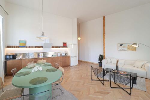 Chugureti Apartment | 2BR Central Stylish Apt in Tbilisi - by Wehost