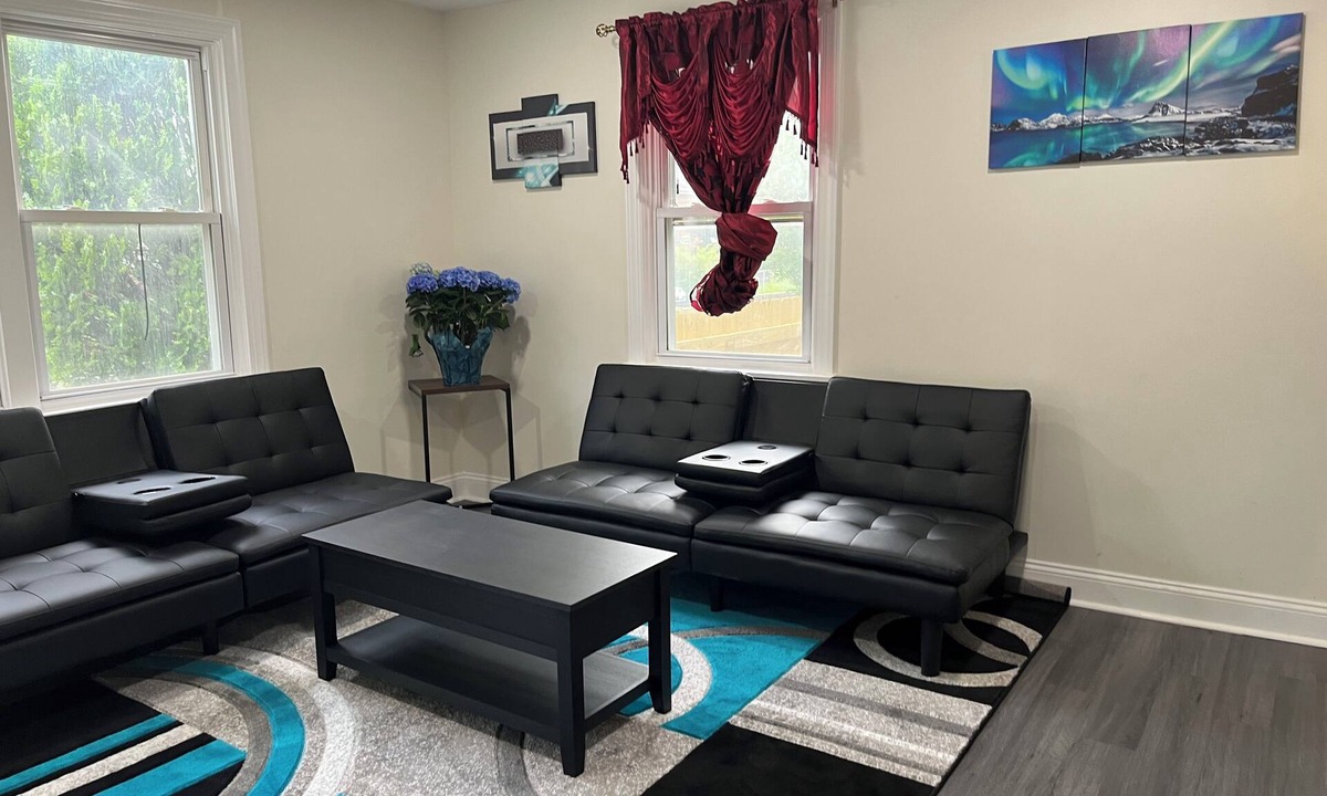 Capitol Heights House | 4-bedrm home, Fairmount Heights, WiFi, Fenced back yard 5 min to DC Capitol Hill
