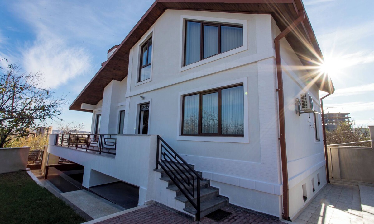 Vake-Saburtalo Villa | 7mins-Tbilisi Mall/19mins-Jvari Monastery. Fab and cosy home with swimming pool!