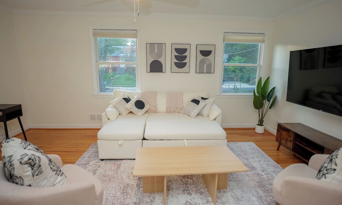 Wheaton-Glenmont House | Bright & Cozy 2BR w/Yard – Private Entrance In Silver Spring