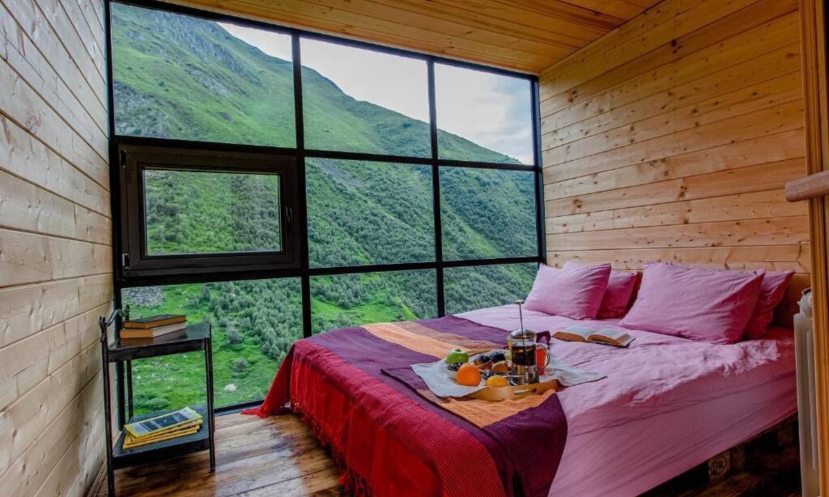 Roshka Hotel | Fifth Season