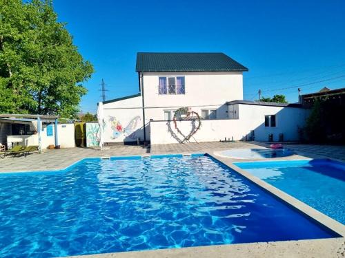 Bazaleti House | Laguna House next to Pool at Bazaleti Lake