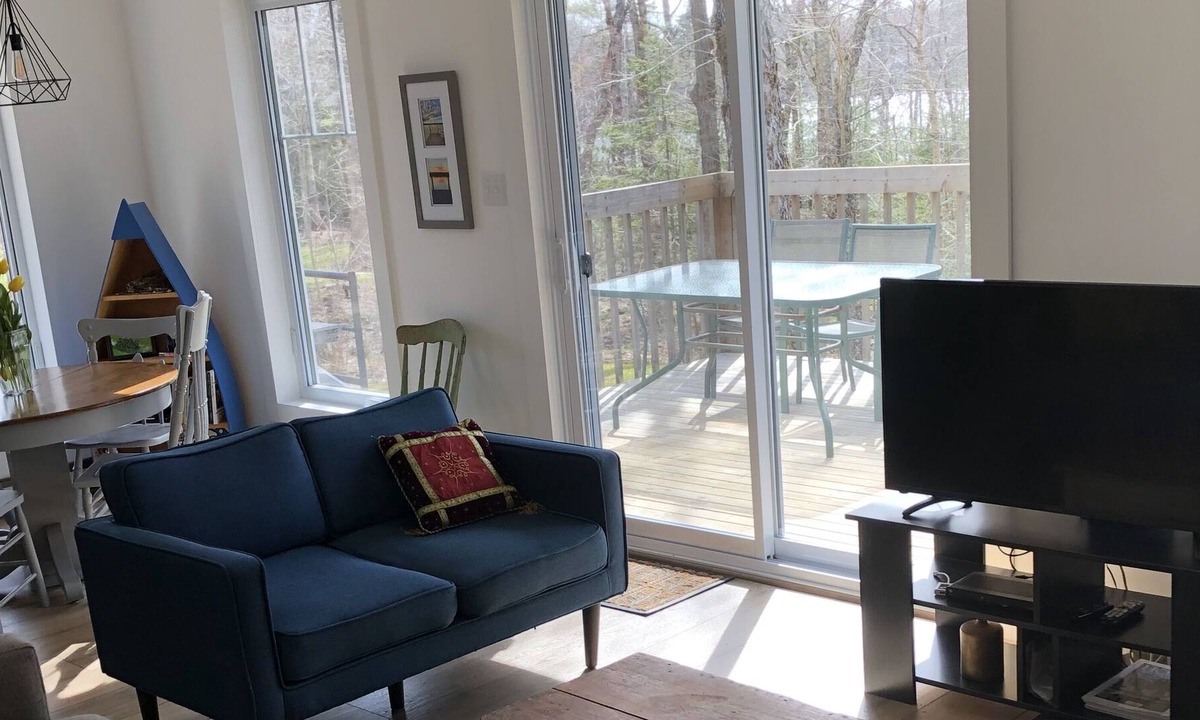 Kings County Cottage | Lakefront Cottage with Stunning Sunsets