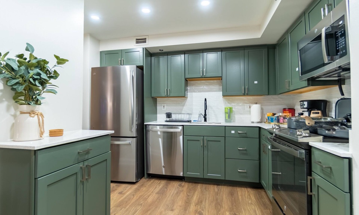 Aurora Highlands Condo | Mid Century Modern Deluxe 2BR Cozy King bed l GYM l Tranquil 5 min to DC/Mall/✈️
