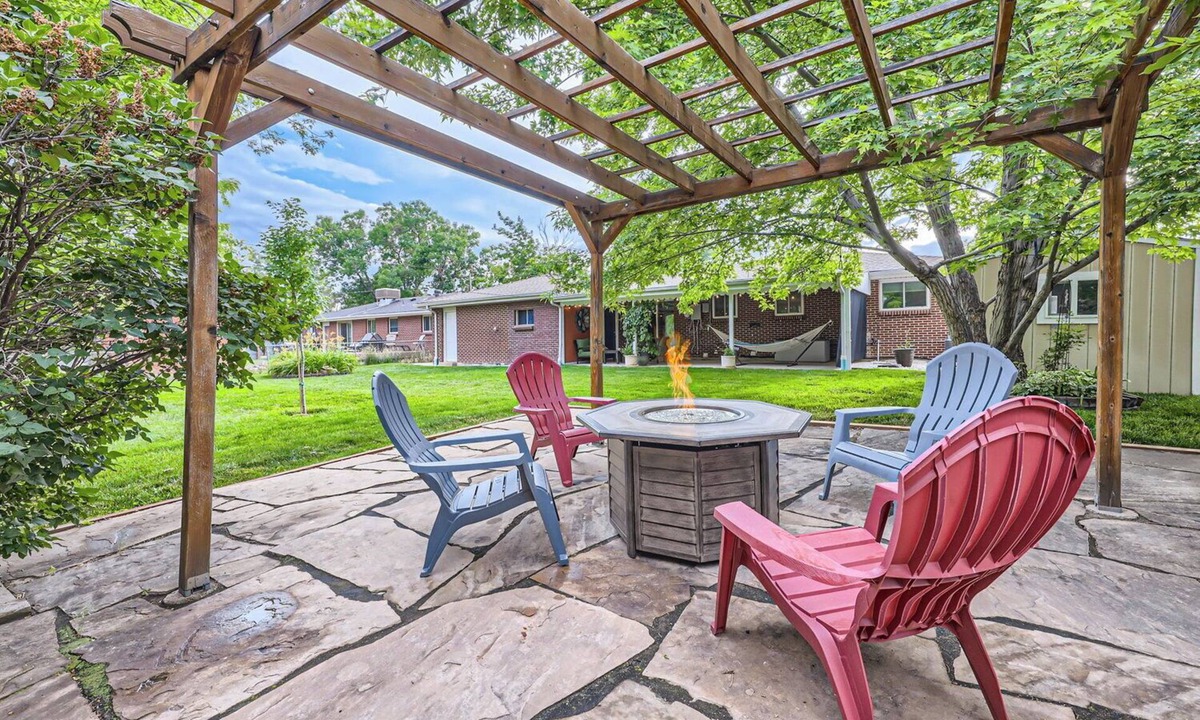 Arvada House | Modern 4BR Retreat - Arcade, Ping-Pong & Foosball. Den/Bldr.