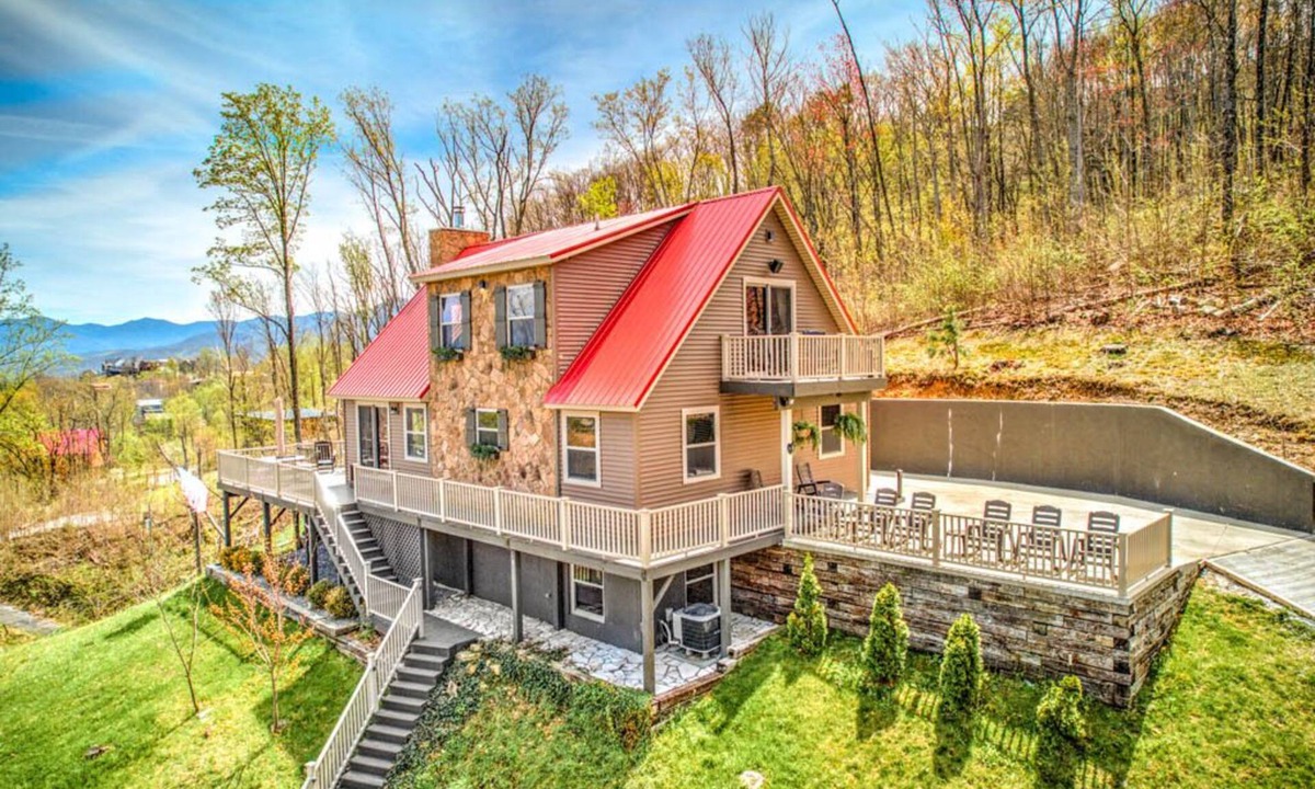 Chalet Village North Cabin | NEW BearWoodsLodge#Mt LaConte ViIEW/PRIVATE Woods/WrpAround DECK/Giant Theater