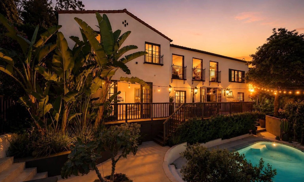 Beachwood Canyon Villa | NEW Luxury Villa, Secret Garden, Pool, Dogs OK