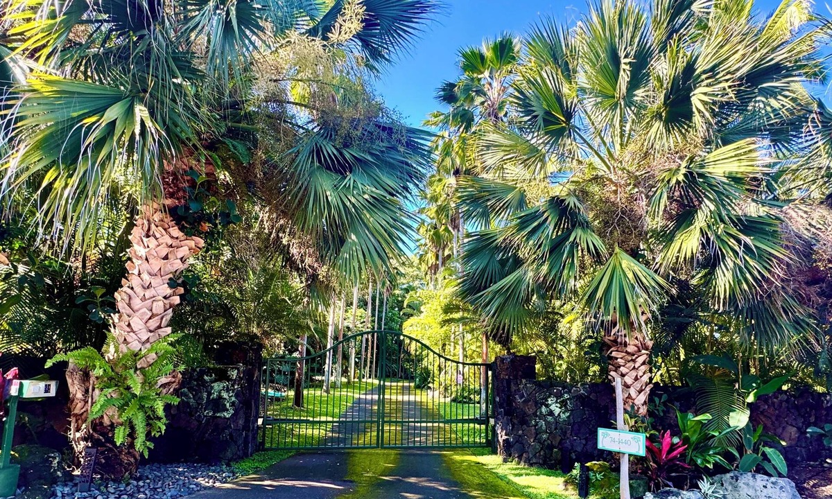 Kailua-Kona Cottage | Private Gated Kona Retreat with Hot Tub-Close to Kona Town, Beaches and Dining