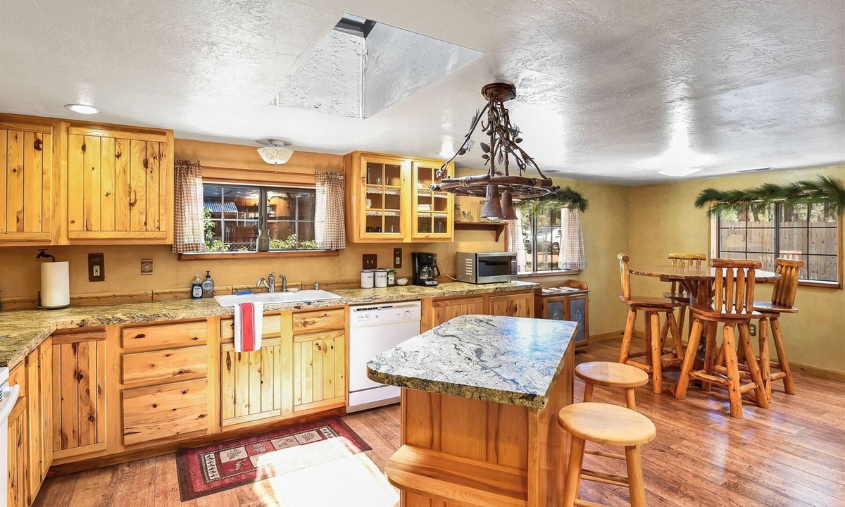 Parks Cabin | Rare, Log Cabin Treasure! Close to Grand Canyon /Now with Wi-Fi!