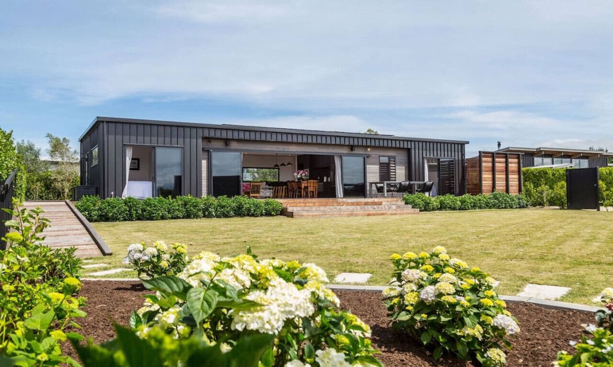 Martinborough Apartment | Relax on the Deck – Luxury Entertainer with Seasonal Communal Pool, Tennis & Sunny Outdoor Living