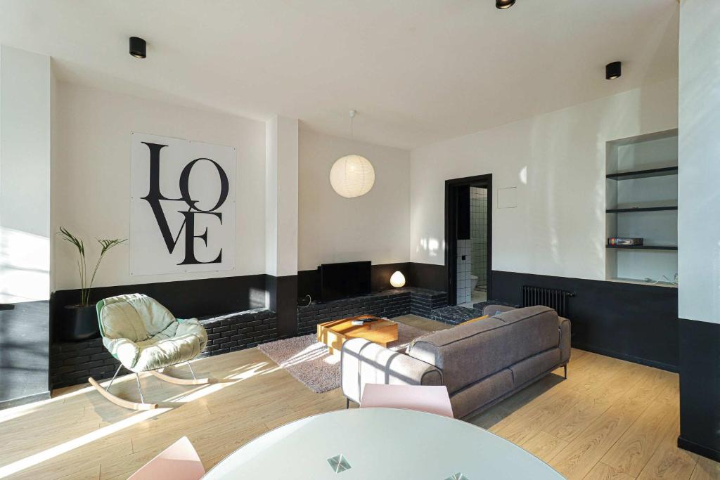 Chugureti Apartment | Super Stylish Apartment For 4 Near Fabrika