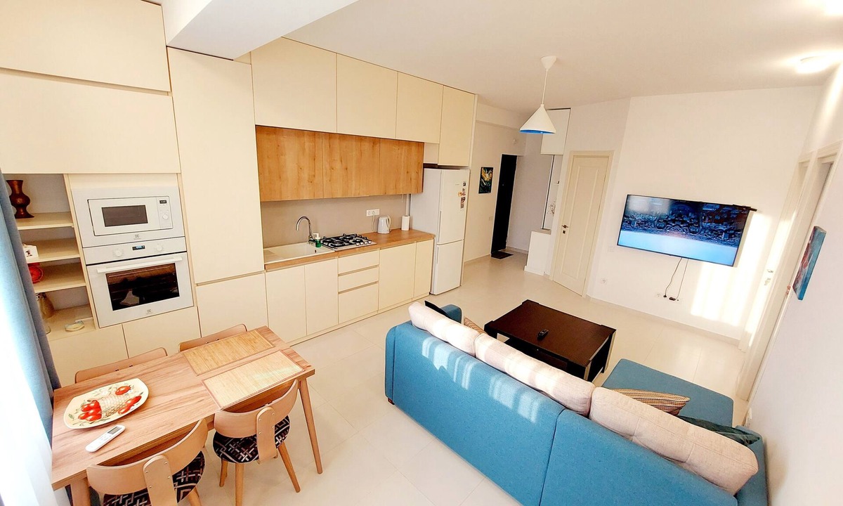 Didube Apartment | Welcome to our beautifully located corner apartment, drenched in sunlight.