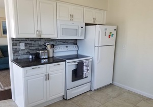 2nd Floor/Spacious deck to enjoy your sunset evenings after the beach, which is only a 3 block walk. in Avalon