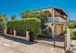 Beach front apartment in Pinezici in Pinezici