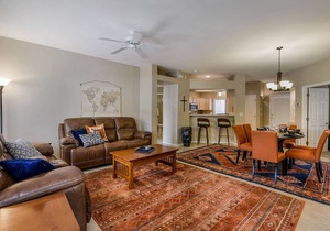 Comfortable condo with renovated kitchen, patio, pool, hot tub & fitness center in Oro Valley