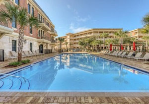 Convenient studio w/shared pool and great location moments away from the beach in Seacrest