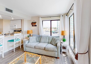 Second-floor condo with pool, hot tub, ocean view, fast WiFi & central AC in Fort Morgan