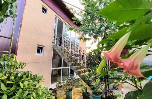 Chakvi House | Двухэтажный дом Людмилы с тремя спальнями и кухней, в Чакви, в 300 метрах от моря