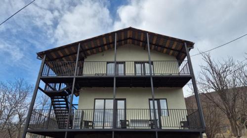 Kaspi House | საოჯახო სასტუმრო