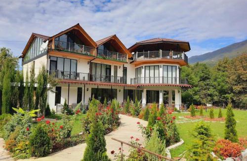 Ambrolauri Hotel | ციბენა Tsibena