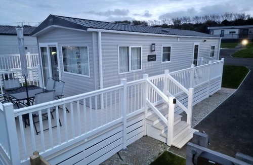 Newquay Cabin | 3 Bedroom Holiday Home in Newquay - Valley Views