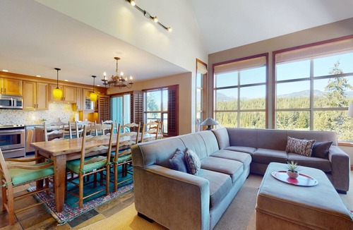 Blackcomb House | 3BR | Blackcomb Greens | Wood Burning Fireplace | Complex Hot Tub | Parking | Mountain Views