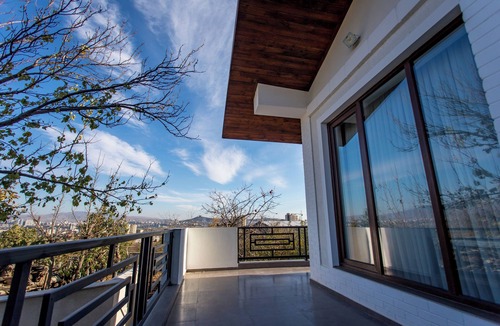 Vake-Saburtalo Villa | 7mins-Tbilisi Mall/19mins-Jvari Monastery. Fab and cosy home with swimming pool!