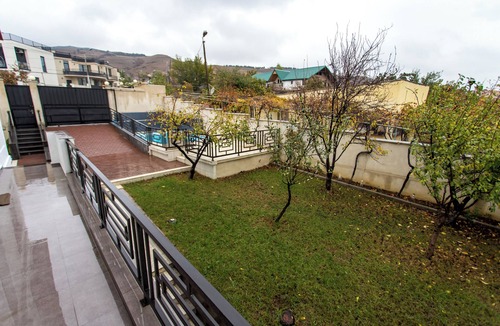 Vake-Saburtalo Villa | 7mins-Tbilisi Mall/19mins-Jvari Monastery. Fab and cosy home with swimming pool!