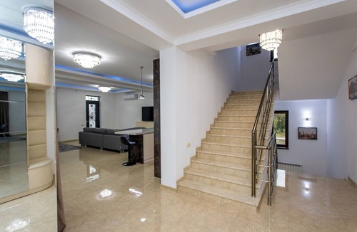 Vake-Saburtalo Villa | 7mins-Tbilisi Mall/19mins-Jvari Monastery. Fab and cosy home with swimming pool!