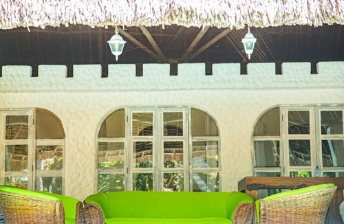 Gede Villa | African funhouse: 3bedroom villa with a creek view, pool, jacuzzi & lot more.