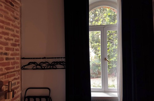 Old Tbilisi Apartment | Apartment with outdoor Patio & Rooftop near the Lower Station of Funicular