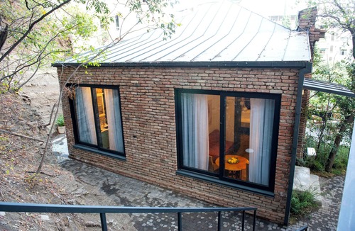 Old Tbilisi Apartment | Apartment with outdoor Patio & Rooftop near the Lower Station of Funicular