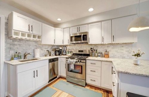 Truxton Circle Bed & Breakfast | Big and Beautiful 5BR Triplex in Shaw/Bloomingdale