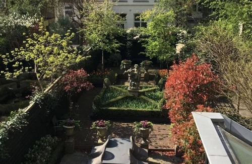 Canal Ring Apartment | Centrally located in the historic Amsterdam-The perfect place to be!