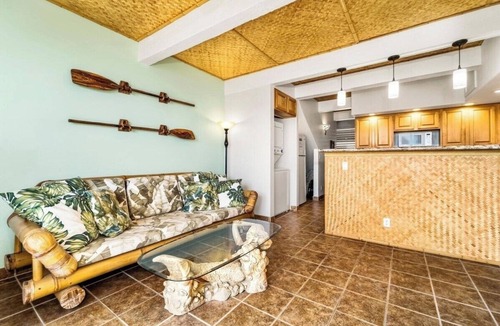 Historic Kailua Village Apartment | Charming 2-bedroom apartment in gorgeous Kona Village with King Bed, AC