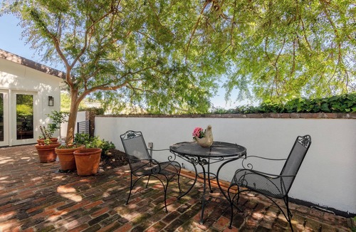 The Bird Streets Cottage | Charming 3 bedroom luxury cottage in Los Angeles hills WiFi, AC Family Friendly