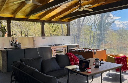 Imereti Ski Chalet | Chiatura - Katskhi Cottage - 5 min to Katskhi Pillar & Rock Climbing, Private Patio with Pizza Oven
