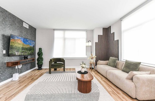 Crystal City Apartment | Contemporary 2BR with Gym, Parking & Rooftop Views