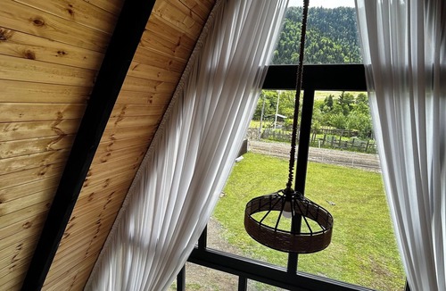 Likani Ski Chalet | Cozy 2-bedroom chalet in wonderful Tba with AC