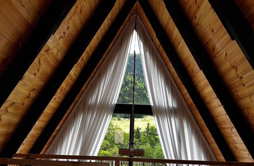 Likani Ski Chalet | Cozy 2-bedroom chalet in wonderful Tba with AC