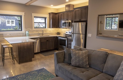 Genesee Apartment | Cozy Flat- WORLD CUP READY! FEW DATES AVAILABLE! Water taxi from Stadium.