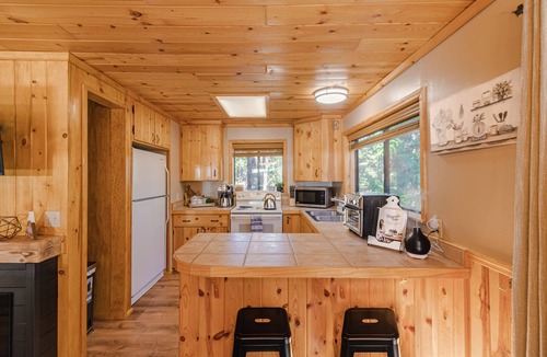Prescott Cabin | Cozy Pines Hideaway- BBQ, fire-pit, zip-line, and fireplace