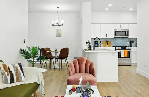 Glendale Sports and Entertainment District Apartment | CozySuites Glendale by the stadium w/pool! 06