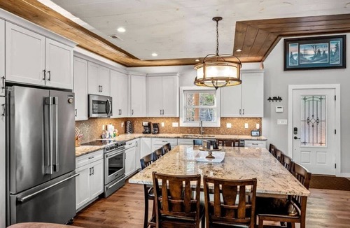 Chalet Village North Cabin | Dog-Friendly Epic Mtn View HotTub 5 King Bed