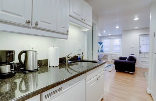 U Street Corridor House | Dupont: Pet-friendly+Metro+42"Roku+Desk+FAST Wi-Fi