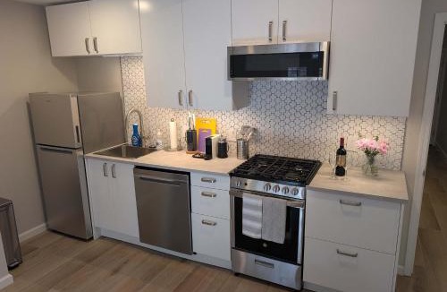 Capitol Hill Apartment | Elegant Capitol Hill 1BR - Walk to Eastern Market & Metro - Free Parking