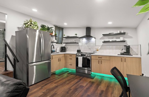 Highline House | Emerald City Jungle Escape - Private Yard, AC, Sleeps 3, close to stadiums