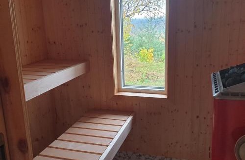 Dalsjofors House | Gäststuga i vacker natur, bastu, bubbelpool sommartid och gratis parkering nära Borås, Ulricehamn och Lassalyckan, guesthouse with nice view with sauna and free parking close to Dalsjöfors and fishing