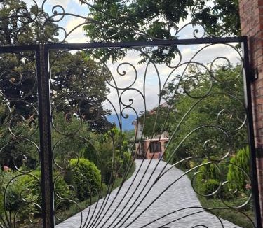Salkhino House | Guesthouse Kamelia