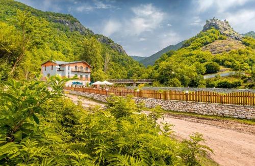 Ambrolauri Hotel | Hotel Tsesi